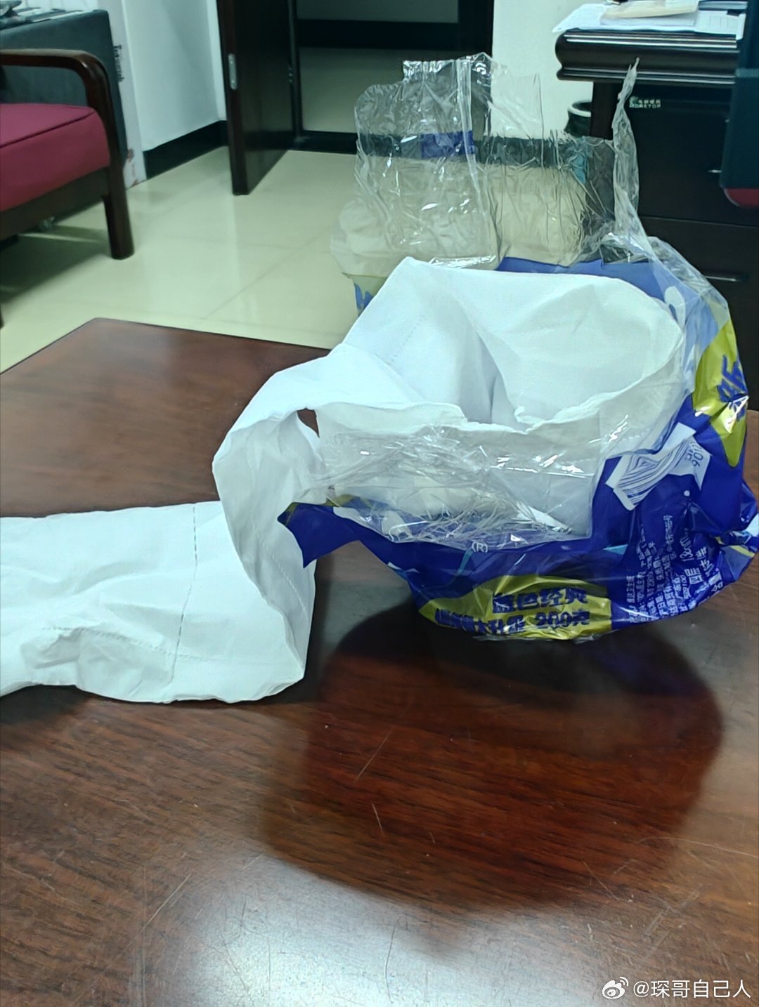 律师谈老板曝光男子抽40张纸巾