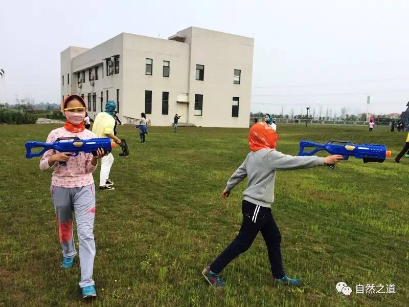 戴头盔拿枪轮流互射戴头盔拿枪轮流互射，现代冲突中的新现象